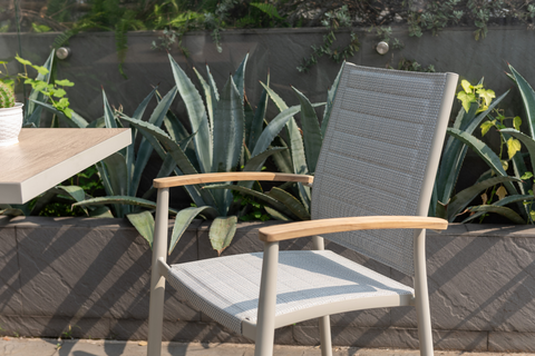 Bộ bàn ăn ngoài trời 1 bàn URBANITE 64 light cream và 2 ghế Topaz