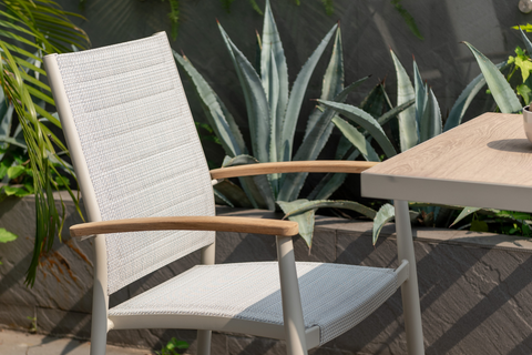 Bộ bàn ăn ngoài trời 1 bàn URBANITE 64 light cream và 2 ghế Topaz