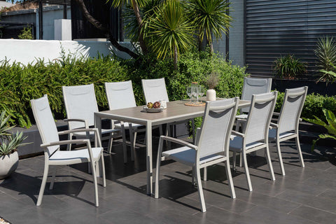 Bộ bàn ăn ngoài trời 1 bàn URBANITE 207 light và 8 Urbanite