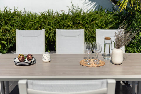 Bộ bàn ăn ngoài trời 1 bàn URBANITE 207 light và 8 Urbanite