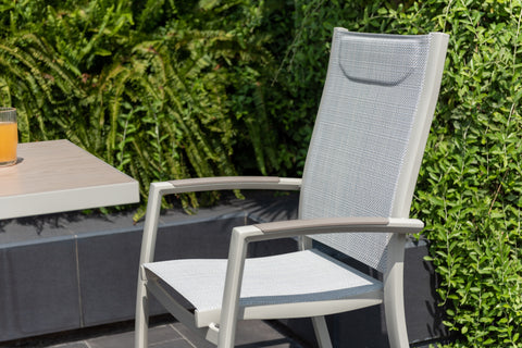 Bộ bàn ăn ngoài trời 1 bàn URBANITE 64 light cream và 2 ghế Urbanite