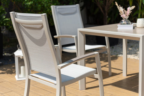 Bộ bàn ăn ngoài trời 1 bàn URBANITE 90 light cream và 4 ghế Urbanite