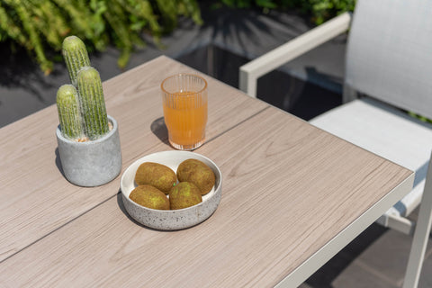 Bộ bàn ăn ngoài trời 1 bàn URBANITE 64 light cream và 2 ghế Urbanite