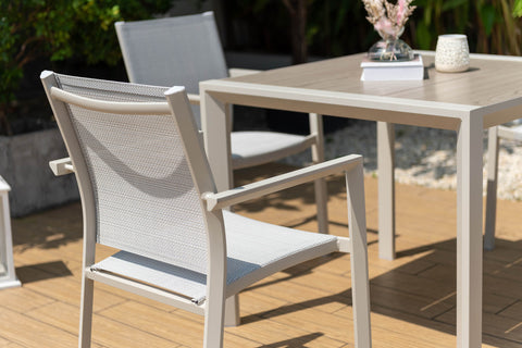 Bộ bàn ăn ngoài trời 1 bàn URBANITE 90 light cream và 4 ghế Urbanite