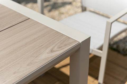 Bộ bàn ăn ngoài trời 1 bàn URBANITE 90 light cream và 4 ghế Urbanite