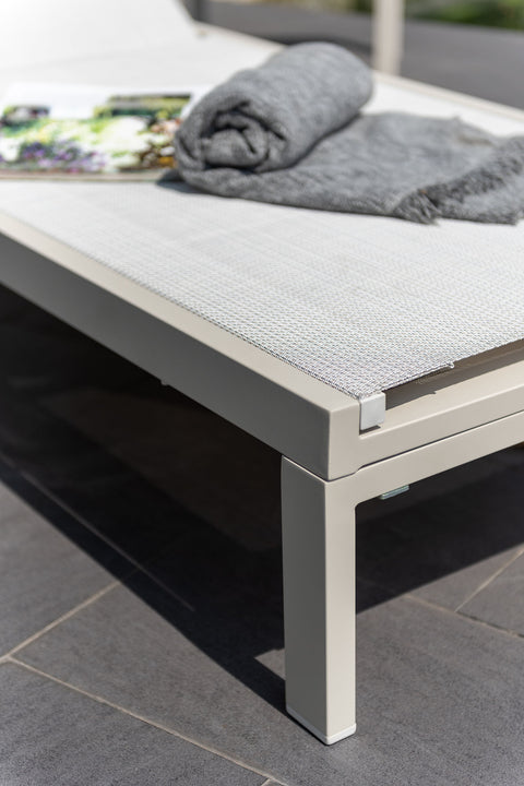 Bộ bàn ghế hồ bơi URBANITE light cream